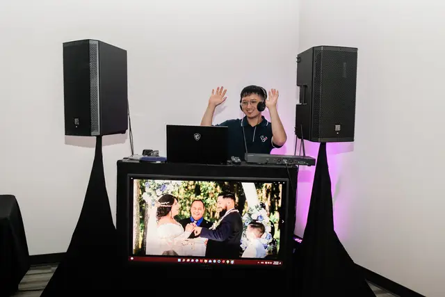 Read more about the article Deciding Between a DJ or Live Band for Your Houston, Texas Wedding: Finding the Perfect Musical Match